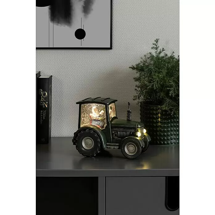 Konstsmide LED-Weihnachtsdekoleuchte Weihnachtsmann mit Traktor - 24 x 13,5 x 17 cm, Grün, Batteriebetrieben, LED - Stimmungsaufnahme