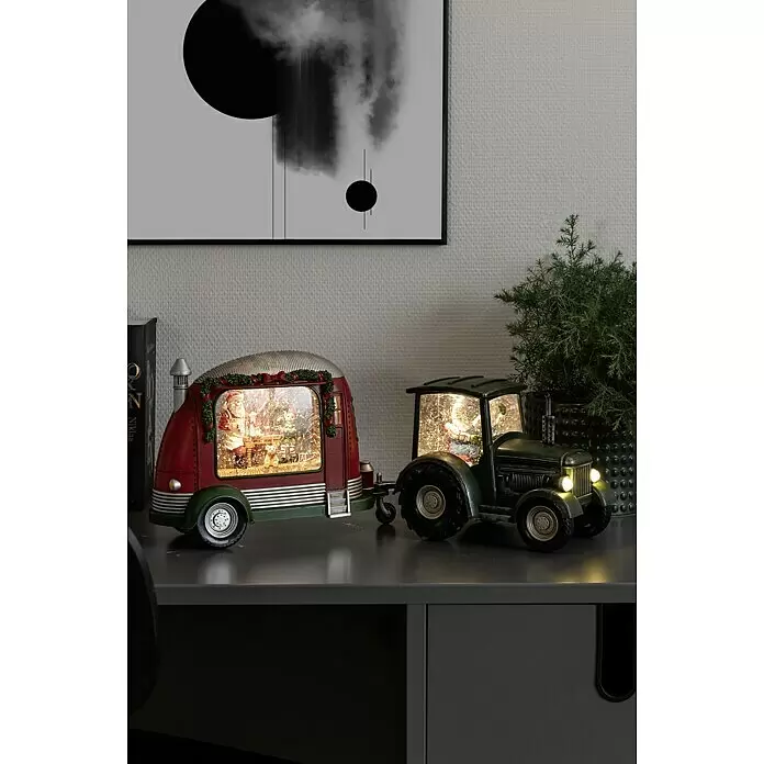 Konstsmide LED-Weihnachtsdekoleuchte Weihnachtsmann mit Traktor - 24 x 13,5 x 17 cm, Grün, Batteriebetrieben, LED - Stimmungsaufnahme
