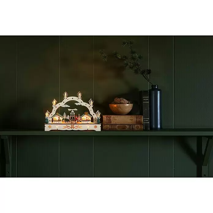 Konstsmide LED-Lichterbogen -  - Beleuchteter Weihnachtsbogen aus Holz auf einem Regal mit Dekoartikeln.