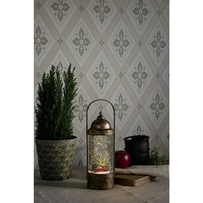 Konstsmide LED-Schneelaterne mit Weihnachtsbäumen - Innen, Braun, 9 x 10 x 29 cm, Laterne, Batteriebetrieben - Stimmungsvolle Schneelaterne mit rotem Pickup und Tannenbäumen, die weihnachtliche Atmosphäre verbreitet und eine warme Beleuchtung bietet.