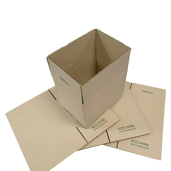 PackMann linio verda® Verpackungskarton - L x B x H: 300 x 220 x 150 mm - Das Foto zeigt eine zerlegte, beigefarbene Kartonbox mit dem Aufdruck "linio-verda www.linioverda.de" auf drei der flachen Elemente.