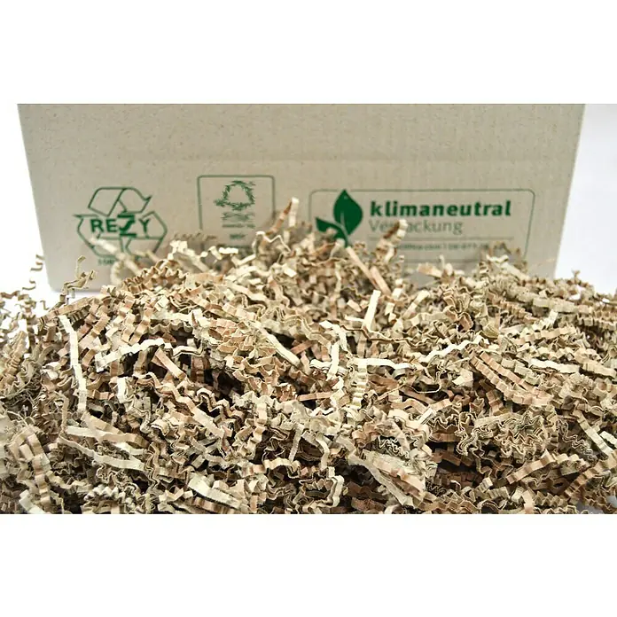 PackMann linio verda® Füllmaterial für Haustierkäfige - 250 g - Nahaufnahme von recyceltem Füllmaterial aus Papier vor einem Karton mit Nachhaltigkeitszeichen. Ideal für umweltfreundliche Verpackungen.