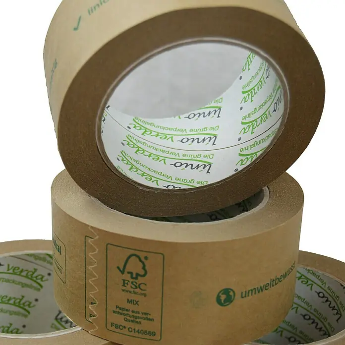 PackMann linio verda® Packband - Braun, L x B: 50 m x 50 mm - Drei Rollen umweltfreundliches Packband aus Papier der Marke Linio Verda, gestapelt und bereit für den Versand.