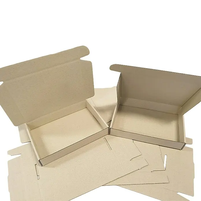 PackMann linio verda® Verpackungskarton - L x B x H: 300 x 220 x 50 mm - Nahaufnahme von braunen, unbedruckten, flachen Faltkartons, einige sind gefaltet und einige sind flach und bereit zur Montage.