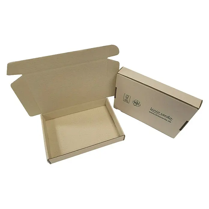 PackMann linio verda® Verpackungskarton - L x B x H: 300 x 220 x 50 mm - Zwei beigefarbene, umweltfreundliche Versandkartons aus recyceltem Material mit dem Aufdruck "linio-verda" und der Website.