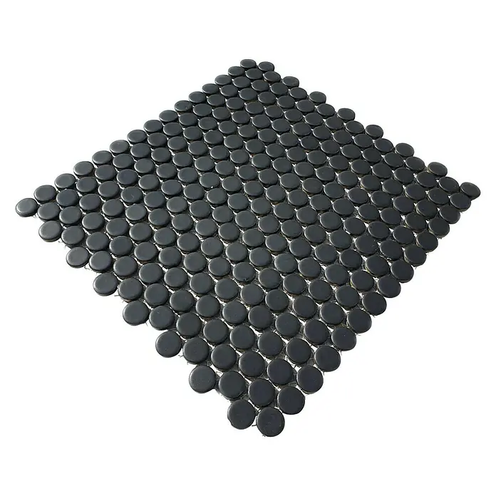 Mosaikfliese Knopf Uni 892N - 30,5 x 32 cm, Schwarz, Matt - Nahaufnahme eines Musters aus schwarzen Penny-Rundfliesen, die ein elegantes und modernes Design für Badezimmer oder Küchenrückwände bieten.