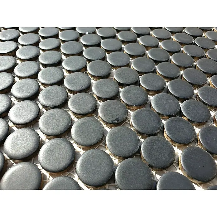 Mosaikfliese Knopf Uni 892N - 30,5 x 32 cm, Schwarz, Matt - Nahaufnahme eines Mosaiks aus grauen runden Fliesen, die auf einem hellen Netz befestigt sind, ideal für Badezimmer- oder Küchenrückwände.