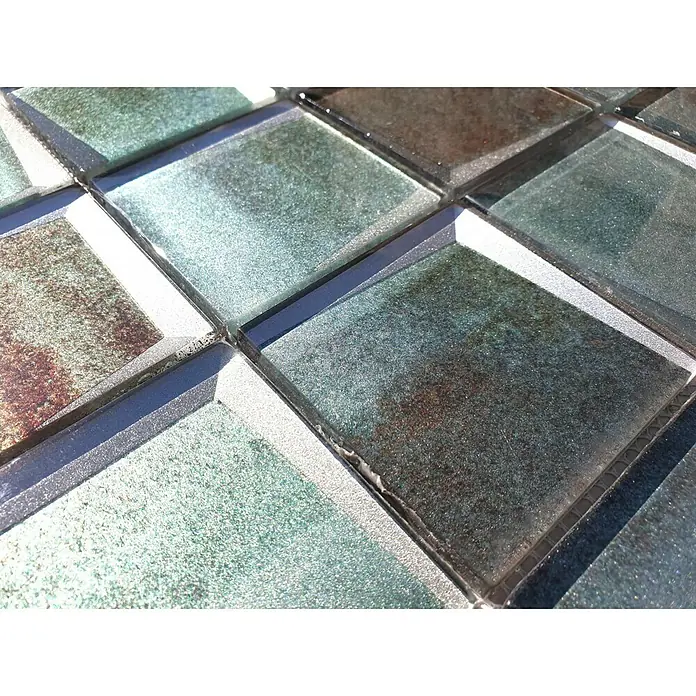 Mosaikfliese Quadrat Crystal XBH G20 - 30 x 30 cm, Grün, Glänzend - Nahaufnahme eines Mosaiks aus schimmernden Glasfliesen in verschiedenen Farbnuancen, die ein edles und modernes Design erzeugen.