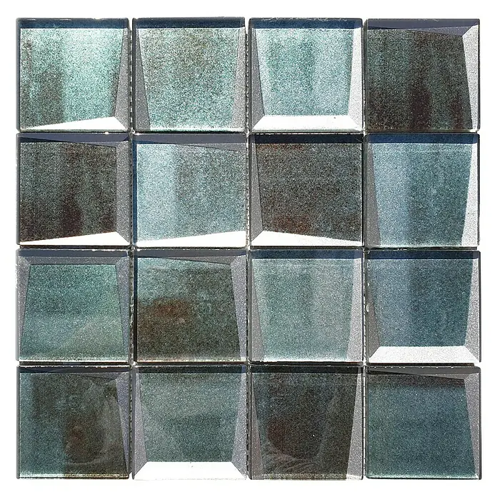 Mosaikfliese Quadrat Crystal XBH G20 - 30 x 30 cm, Grün, Glänzend - Nahaufnahme von einem Mosaikmuster mit schillernden, quadratischen Fliesen in verschiedenen Blau- und Grautönen, die ein modernes Design zeigen.
