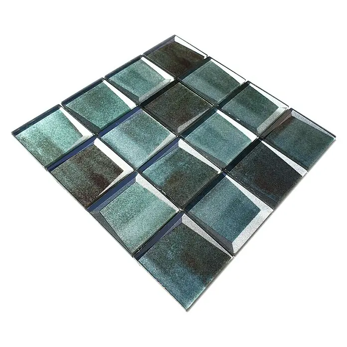 Mosaikfliese Quadrat Crystal XBH G20 - 30 x 30 cm, Grün, Glänzend - Nahaufnahme eines dunkelgrünen Glasmosaiks, das ein faszinierendes Muster aus quadratischen Fliesen zeigt.