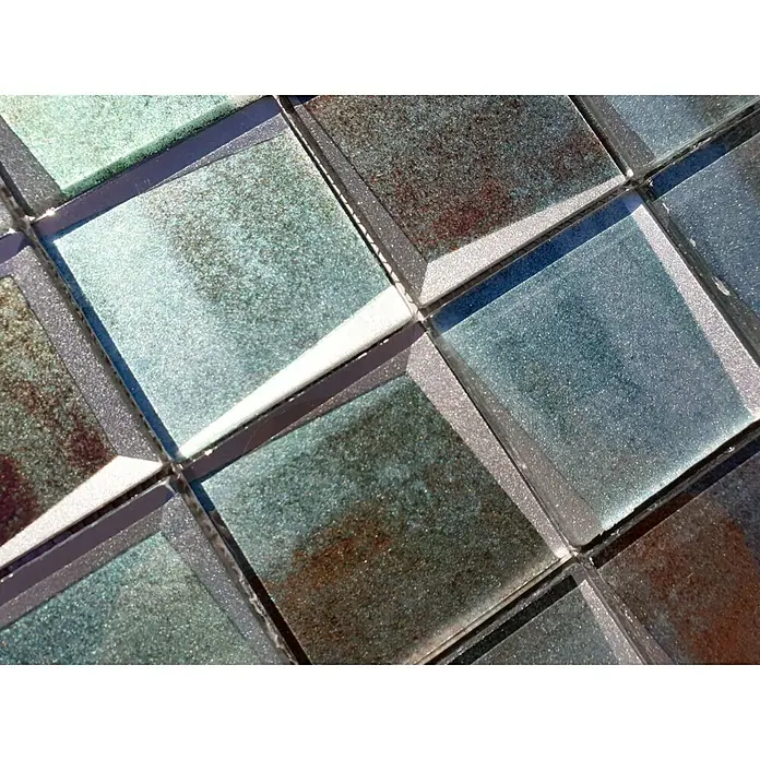 Mosaikfliese Quadrat Crystal XBH G20 - 30 x 30 cm, Grün, Glänzend - Nahaufnahme von schimmernden Glasmosaikfliesen in Grün- und Brauntönen, die ein luxuriöses und texturreiches Oberflächendesign zeigen.