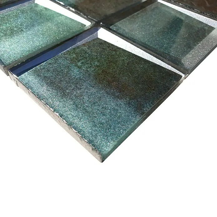 Mosaikfliese Quadrat Crystal XBH G20 - 30 x 30 cm, Grün, Glänzend - Nahaufnahme von irisierenden Glasmosaikfliesen in Grün- und Schwarztönen, ideal für Wandverkleidungen in Küche oder Bad.