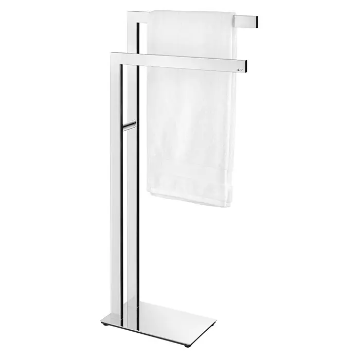 Zack Linea Handtuchständer - 2-armig, Edelstahl, Glänzend - Ein freistehender, verchromter Handtuchständer mit zwei weißen Handtüchern, der Stil und Funktionalität im Badezimmer vereint.