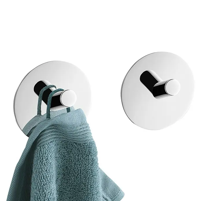 Zack Handtuchhaken - 2 Stk., Rund, Edelstahl, Glänzend - Handtuchhaken aus Chrom mit rundem Design, einer mit einem blauen Handtuch und einer ohne, auf einem schwarzen Hintergrund.