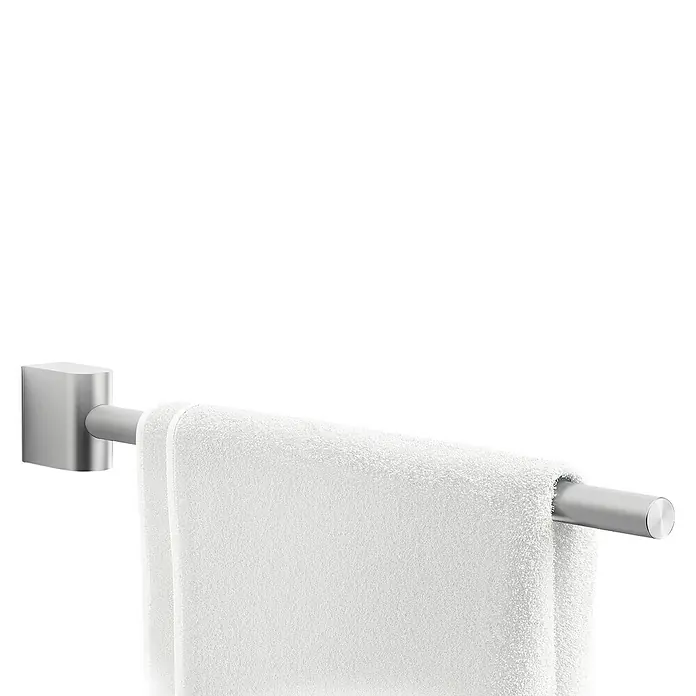 Zack Atore Handtuchhalter - Edelstahl, Matt - Ein Handtuch hängt an einem modernen, silberfarbenen Handtuchhalter. Das Handtuch ist weiß und flauschig.