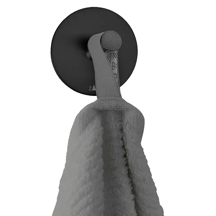Zack Handtuchhaken - Rund, Schwarz, Matt - Handtuch hängt an einem schwarzen ZACK Haken, der ein minimalistisches und modernes Design aufweist. Ideal für Bad und Küche.