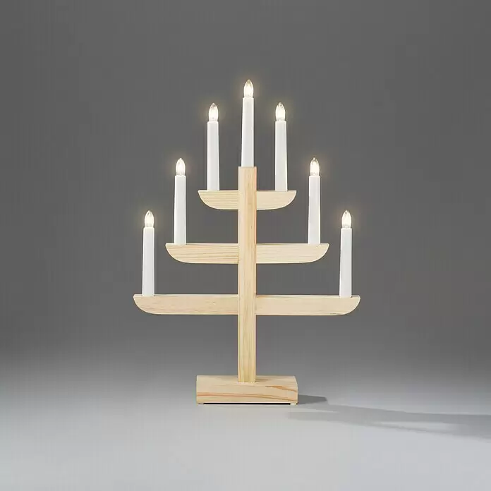 Konstsmide LED-Weihnachtsdekoleuchte Schwedischer Kerzenleuchter - 6,5 x 33 x 46 cm, Natur, Netzbetrieben, Glühlampe - Hellbrauner Holzkandelaber mit sieben beleuchteten weißen Elektrokranzlern.