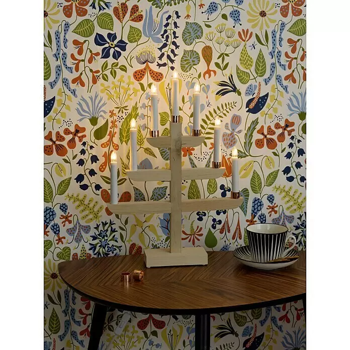 Konstsmide LED-Weihnachtsdekoleuchte Schwedischer Kerzenleuchter - 6,5 x 33 x 46 cm, Natur, Netzbetrieben, Glühlampe - Holzeleuchter mit weißen elektrischen Kerzen und Kupferdetails, spendet warmes Licht auf einem Tisch.