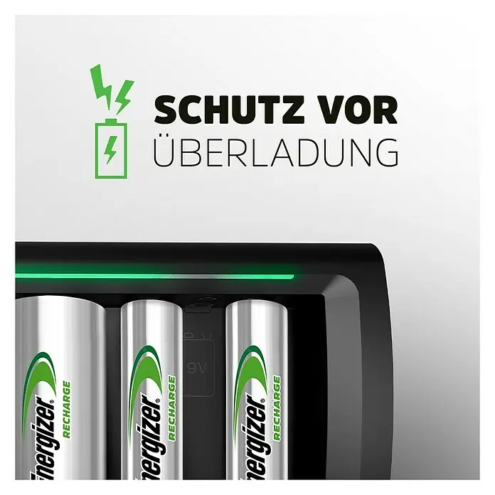 Energizer Ladegerät Universal - Ladekanäle: 4 - Bild eines Energizer Akkuladegeräts mit drei AA-Batterien, das vor Überladung schützt, mit grünem Licht.