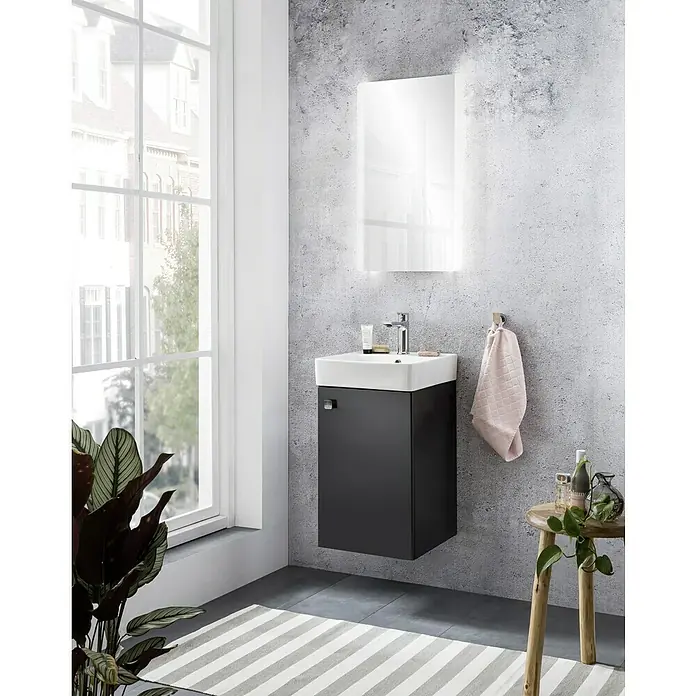 Camargue Visita Waschtischunterschrank - 40 x 40 x 60 cm, Anthrazit - Modernes Badezimmer-Interieur mit einem stilvollen, an der Wand montierten Waschbeckenunterschrank in Schwarz und einem beleuchteten Spiegelschrank.