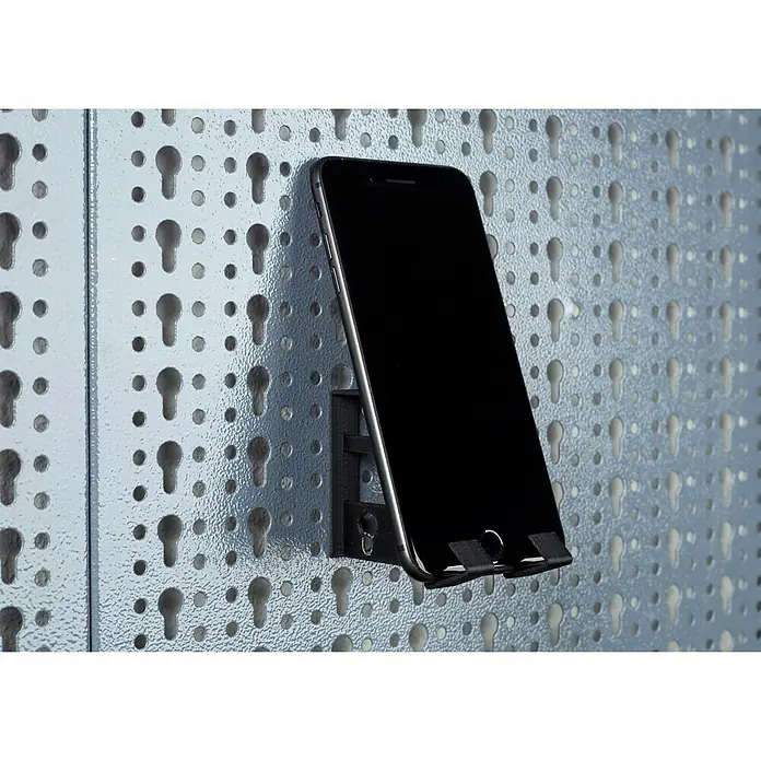 Küpper Systemhalter - Geeignet für: Tablets - Das Bild zeigt eine Nahaufnahme eines Smartphones, das an einer Lochplatte mit einer Halterung befestigt ist. Die Halterung ist schwarz und hält das Smartphone sicher an der Wand.