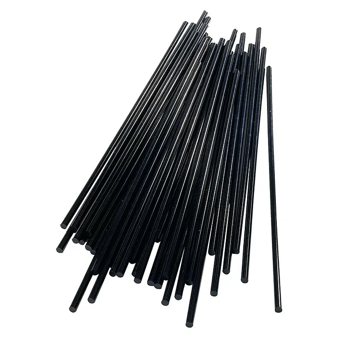Rapid Barras termoadhesivas - Negro, Etileno Acetato Vinilo, Diámetro cartucho de cola: 12 mm - Un montón de barras de pegamento negras, ideales para proyectos de manualidades y reparaciones. Están bien apiladas sobre un fondo oscuro.