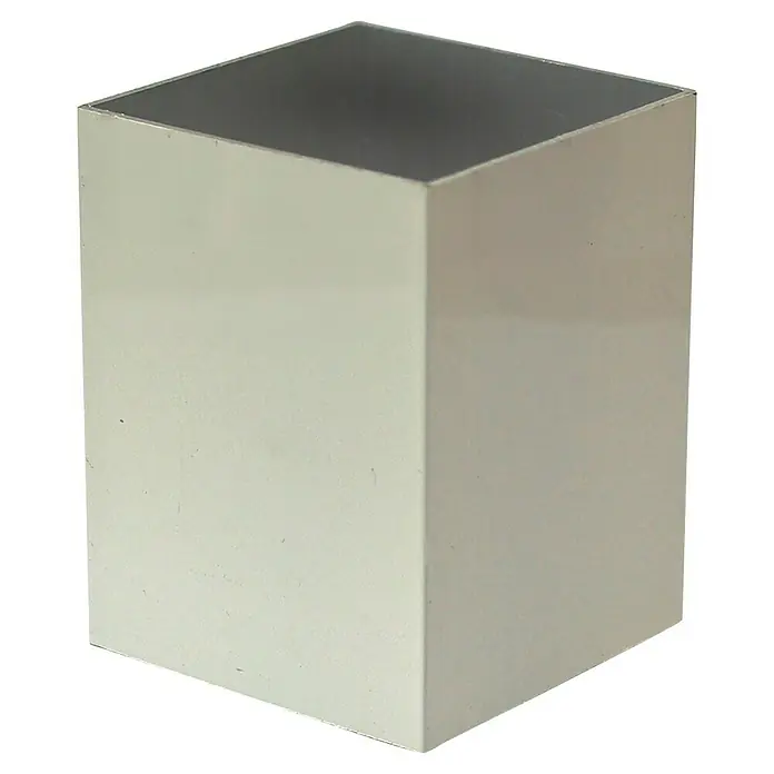 Tubo cuadrado de compensación - L x An x Al: 200 x 4 x 4 cm, Cromo brillo - Primer plano de una caja vacía para bolígrafos en forma de cubo gris claro, que desprende un aspecto moderno y minimalista.
