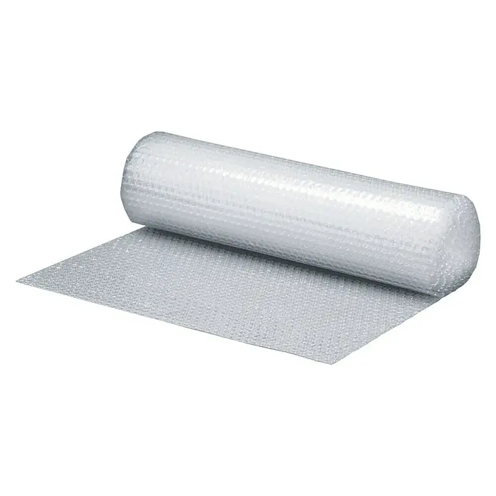 Nips Luftpolsterfolie Bio - L x B: 100 x 1 m, Transparent - Eine Rolle Luftpolsterfolie liegt auf einer ausgebreiteten Fläche, ideal zum Verpacken und Schützen von empfindlichen Gegenständen.