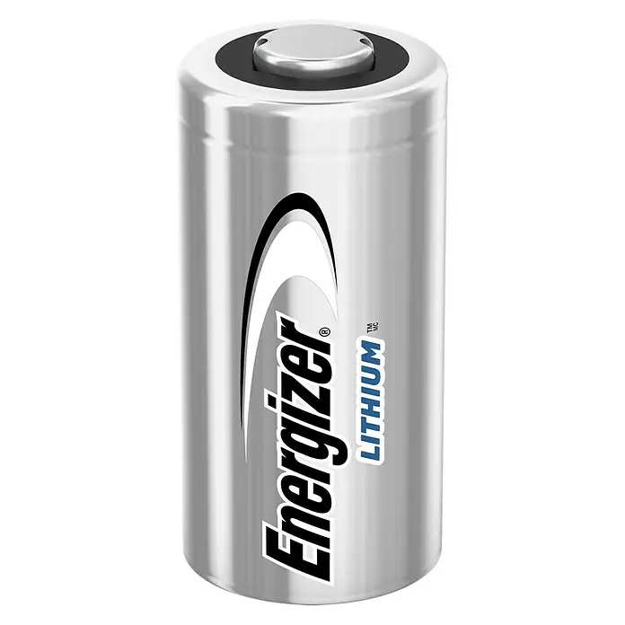 Energizer Batterie - Lithium, CR123A, 3 V, 2 Stk. - Nahaufnahme einer zylindrischen Energizer Lithium Batterie mit silberner Oberfläche und den Logos.
