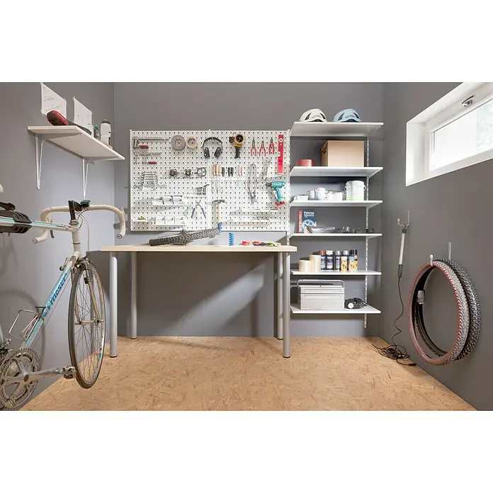Element System Werkzeughalter - L x B: 75 x 63 mm, Geeignet für: Stahllochwände - Werkstatt mit Werkbank, Regalen und einem aufgehängten Fahrrad, ideal für Heimwerker und Bastler.