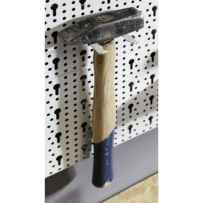 Element System Werkzeughalter 1-fach - L x B: 75 x 63 mm, Geeignet für: Stahllochwände - Hammer mit Holzgriff hängt an einer weißen Lochwand, ideal für Werkstattorganisation.