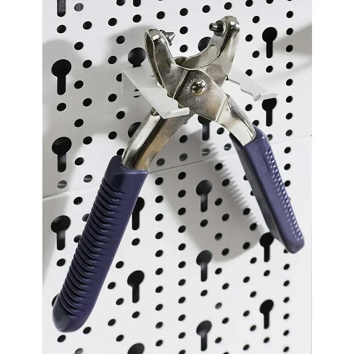 Element System Werkzeughalter 1-fach - L x B: 75 x 63 mm, Geeignet für: Stahllochwände - Lochzange aus Metall mit blauem Griff, aufgehängt an einer Werkzeugwand.