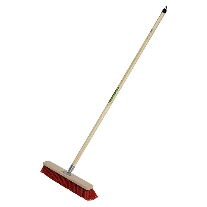 Freund Victoria Großraumbesen - Arbeitsbreite: 60 cm, Material Borsten: Elaston - Abbildung eines Straßenbesens mit Holzstiel und roten Borsten. Ideal für die Reinigung von Außenbereichen und großen Flächen.