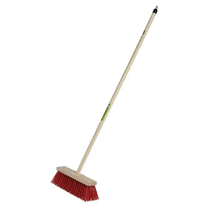 Freund Victoria Straßenbesen - Arbeitsbreite: 40 cm - Eine rote Straßenbürste mit hellem Holzstiel, ideal zum Reinigen von Gehwegen und Außenbereichen.