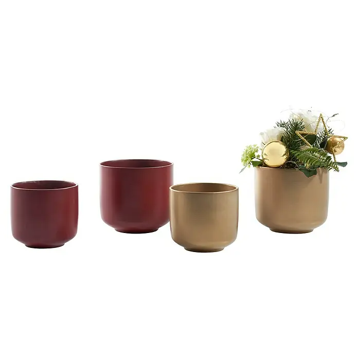 Soendgen Keramik Bari Übertopf rund Bari - Außenmaß (Ø x H): 13 x 12 cm, Weinrot, Keramik, Matt - Eine Gruppe von vier modernen, zylindrischen Pflanzgefäßen in Burgunderrot und Goldtönen, eines mit Blumenschmuck.