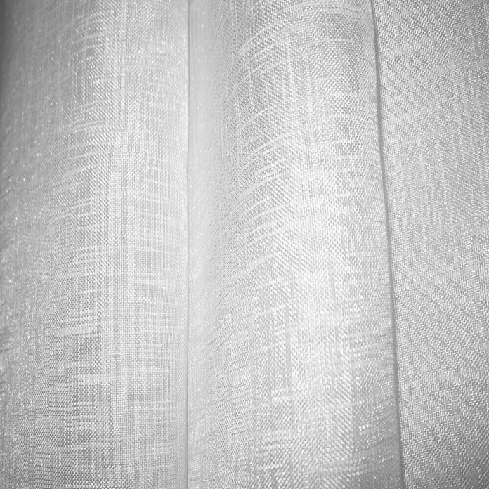Elbersdrucke Schlaufenschal Effecto - 140 x 255 cm, 100 % Polyester, Weiß - Nahaufnahme von strukturierten, weißen Vorhängen, die ein dezentes, elegantes Muster aufweisen und für sanfte Lichtfilterung sorgen.