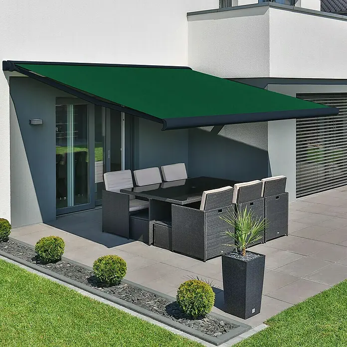 Deyo Limassol Vollkassettenmarkise - Grün, Farbe Gestell: Anthrazitgrau Feinstruktur, Breite: 5 m, Ausfall: 3,5 m - Eine grüne Markise spendet Schatten über einer stilvollen Terrassengarnitur. Perfekt für entspannte Stunden im Freien und Schutz vor der Sonne.