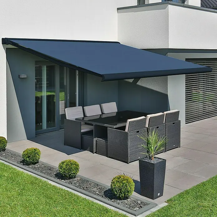 Deyo Limassol Vollkassettenmarkise - Blau, Farbe Gestell: Anthrazitgrau Feinstruktur, Breite: 5 m, Ausfall: 3,5 m - Eine elegante Terrassenüberdachung bietet Schatten für ein modernes Gartenset auf einer gepflasterten Terrasse.