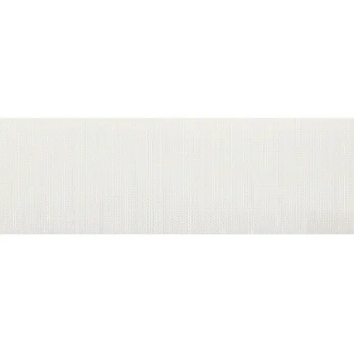 Deyo Limassol Vollkassettenmarkise - Beige Struktur, Farbe Gestell: Weißaluminium Feinstruktur, Breite: 5,5 m, Ausfall: 3,5 m - Nahaufnahme eines weißen Stoffes mit feiner Textur, ideal für Bekleidung, Heimtextilien oder Bastelarbeiten, die eine elegante Basis erfordern.