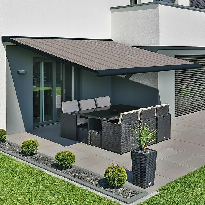 Deyo Limassol Vollkassettenmarkise - Grau/Bordeaux/Weiß, Farbe Gestell: Anthrazitgrau Feinstruktur, Breite: 5 m, Ausfall: 3,5 m - Bild einer Terrasse mit einem Esstisch-Set unter einer Markise, die Schatten spendet und das Essen im Freien angenehmer macht.