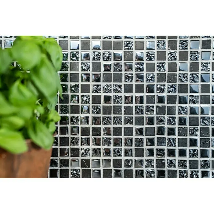 Mosaikfliese Quadrat Mix XCM M860 - 30,5 x 32,2 cm, Schwarz, Glänzend - Nahaufnahme der Black & Silver Mosaikfliese, die mit ihrem Glanz und den dunklen Tönen ein luxuriöses Ambiente verspricht.