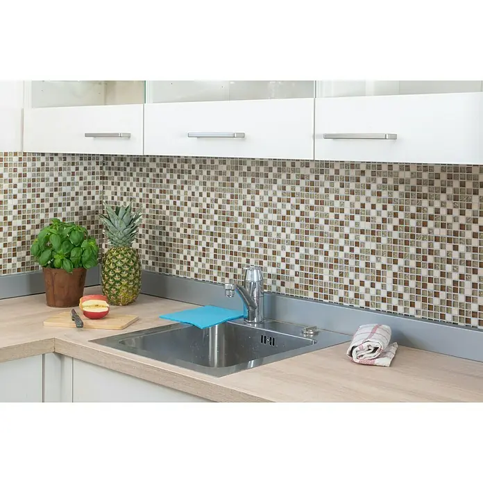Mosaikfliese Quadrat Crystal Mix XCM M820 - 30,5 x 32,2 cm, Beige, Glänzend - Nahaufnahme einer Spüle mit Armatur, umgeben von Küchenutensilien und Mosaikfliesen.