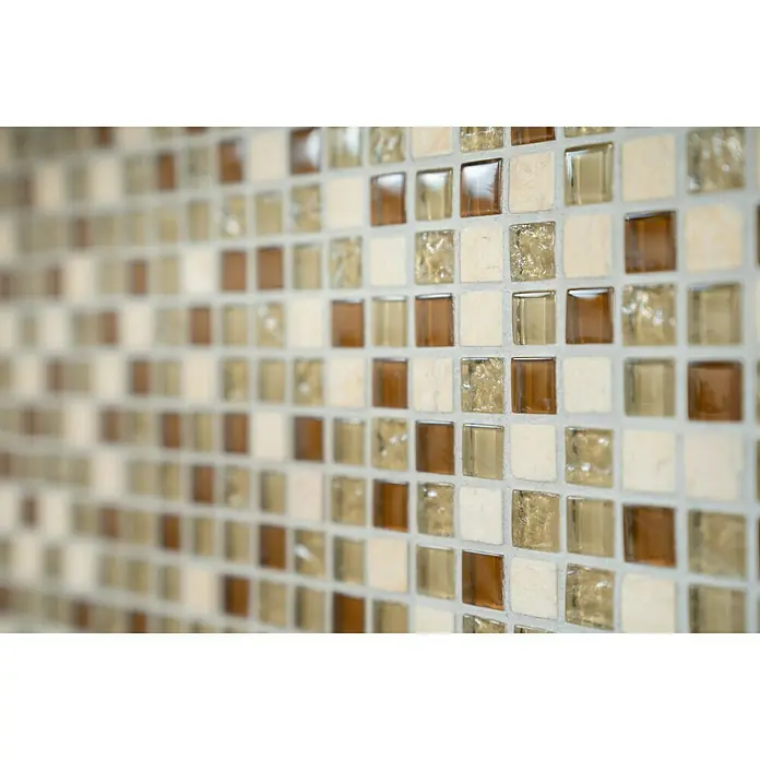Mosaikfliese Quadrat Crystal Mix XCM M820 - 30,5 x 32,2 cm, Beige, Glänzend - Nahaufnahme von Fliesen mit quadratischen Mosaiken in Braun-, Beige- und Goldtönen, die ein dekoratives Muster ergeben.