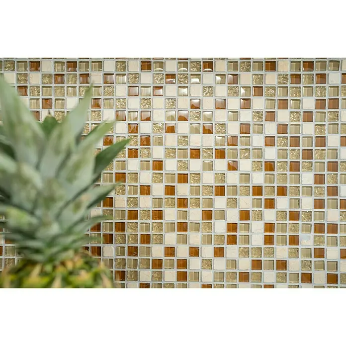 Mosaikfliese Quadrat Crystal Mix XCM M820 - 30,5 x 32,2 cm, Beige, Glänzend - Detailaufnahme eines Mosaikhintergrunds in Erd- und Beigetönen, ergänzt durch eine verschwommene Ananas im Vordergrund, die einen Hauch von tropischer Frische verleiht.