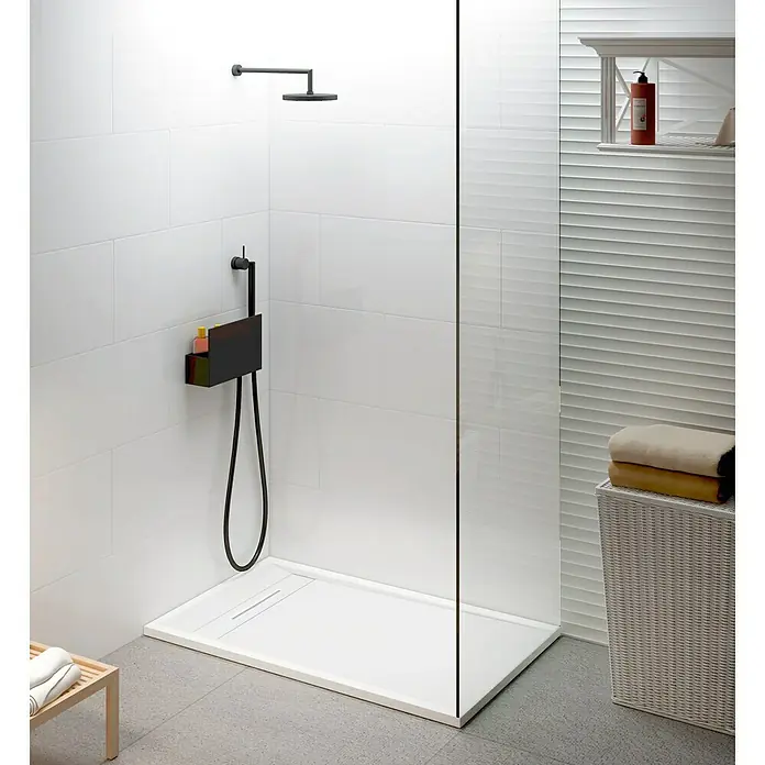 Plato de ducha Line - L x An: 70 x 120 cm, Blanco - La imagen muestra una cabina de ducha moderna con una grifería de ducha negra y una estantería de almacenamiento. La cabina presenta una bandeja de ducha blanca minimalista.