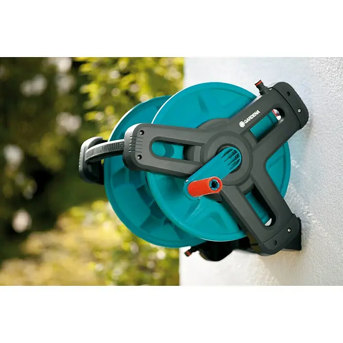 Gardena Classic Wandschlauchtrommel 50 Set - Schlauchlänge: 20 m - GARDENA Wand-Schlauchbox: Praktische Schlauchaufbewahrung für eine einfache Gartenbewässerung und platzsparende Lagerung.