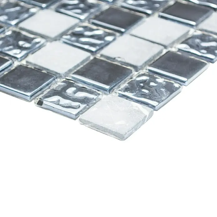 Mosaikfliese Crystal Mix CM M462 - 32,7 x 30,2 cm, Schwarz, Glänzend - Detailaufnahme von Silber- und Weißmosaikfliesen, die ein glänzendes, reflektierendes Muster für Badezimmer oder Küchenrückwände bieten.