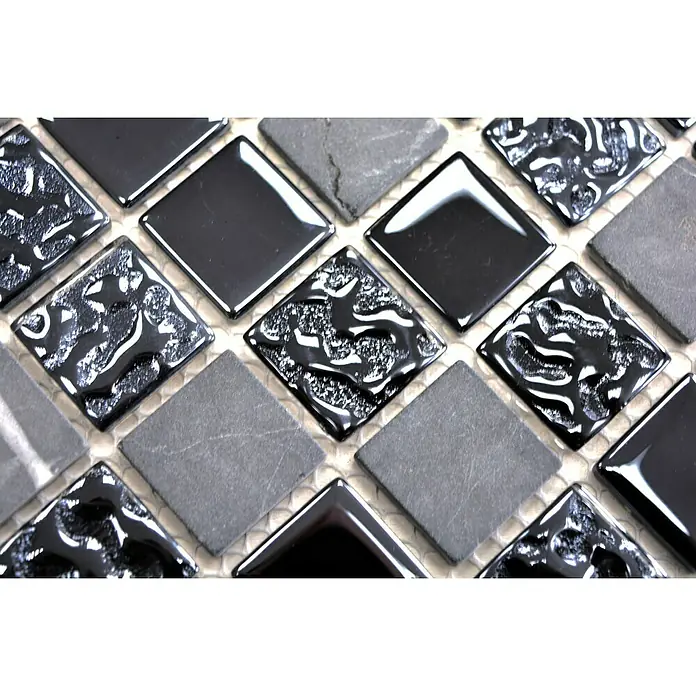 Mosaikfliese Crystal Mix CM M462 - 32,7 x 30,2 cm, Schwarz, Glänzend - Bild von schwarzen und grauen Mosaikfliesen, die ein elegantes Muster für die Innenraumgestaltung bilden.\n