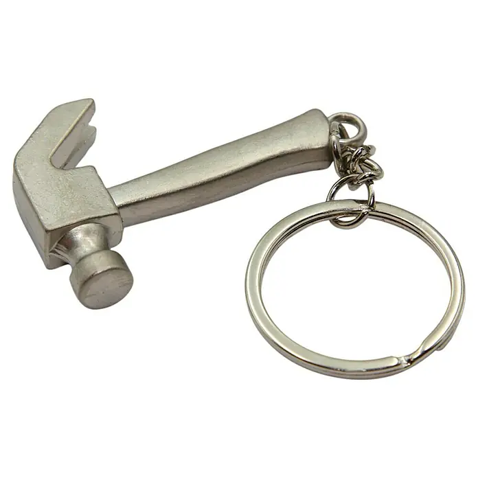 Llavero Martillo - Metal - Primer plano de un llavero de martillo plateado con anilla, un accesorio práctico y decorativo.