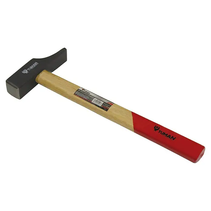 Martillo de albañil 30 mm - Acero - Primer plano de un martillo de ladrillo Tuman con mango de madera y extremo rojo, ideal para la construcción y proyectos de bricolaje.